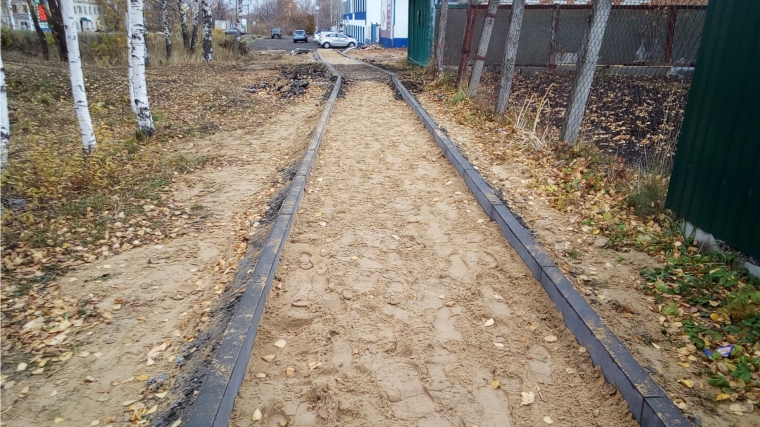 В п. Вурнары продолжается строительство тротуара по улице Карла Маркса