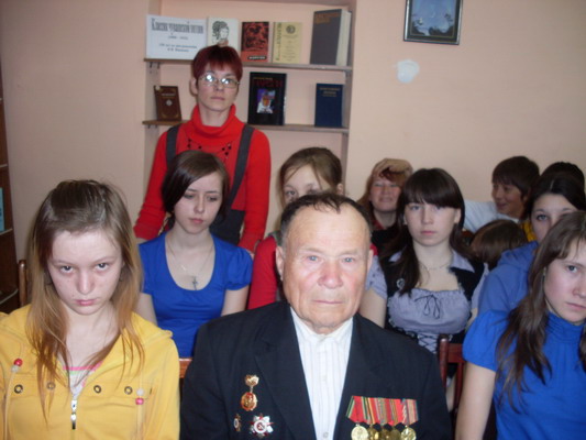 На вечер  воспоминаний  в  Калининскую модельную   библиотеку пригласили ветерана  В.С. Журавлева  
