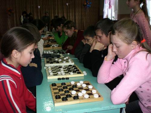 Среди юных шашистов  района идет упорная борьба