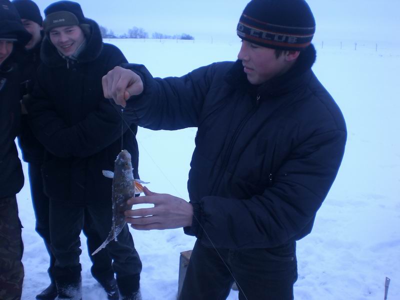 На конкурс по зимней рыбалке  в д. Троицкое  собрались рыбаки со всей округи