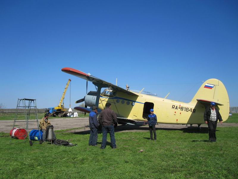  Самолетом  вносят удобрения на полях ОАО 